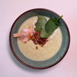 Суп крем из брокколи с креветками хрустящим луком