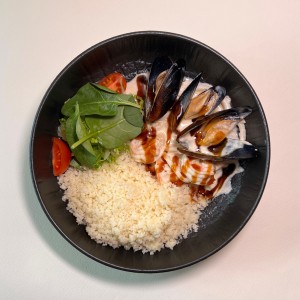 Сливочный микс из морепродуктов с кускусом и микс салатом