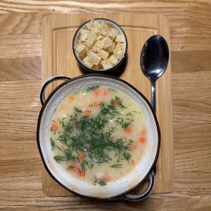 Суп гороховый с копчёностямии сухариками
