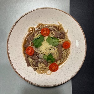 Спагетти с говядиной в сливочно - мясном соусе