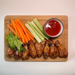 Крылья барбекю в кунжуте с морковью и сельдереем
